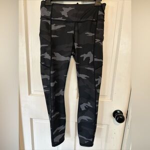 Athleta 54023 Camo black and gray Leggings women’s Size Small